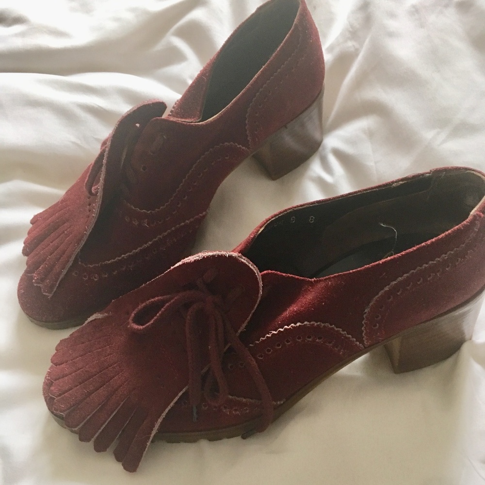 Gorgeous vintage saddle shoes with tassle!